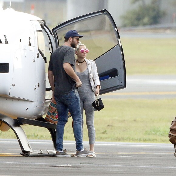 Liam Hemsworth et Miley Cyrus arrivent à l'aéroport de Brisbane en hélicoptère, le 2 mai 2016