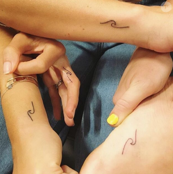 Lauren Winzer a réalisé le même tatouage pour Miley Cyrus et sa belle soeur par alliance Elsa Pataky. Photo publiée sur Instagram, le 1er mai 2016.