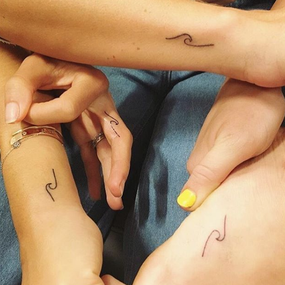 Lauren Winzer a réalisé le même tatouage pour Miley Cyrus et sa belle soeur par alliance Elsa Pataky. Photo publiée sur Instagram, le 1er mai 2016.