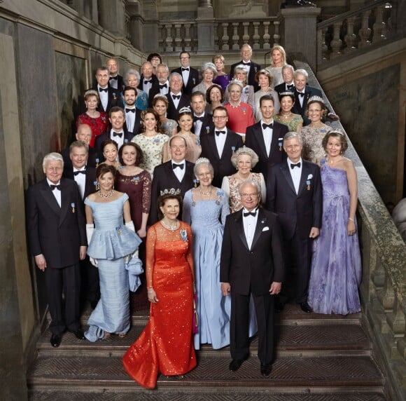 Le roi Carl Gustav de Suède, sa famille et ses invités posent à l'occasion du banquet en l'honneur de son 70ème anniversaire au palais royal à Stockholm, le 30 avril 2016