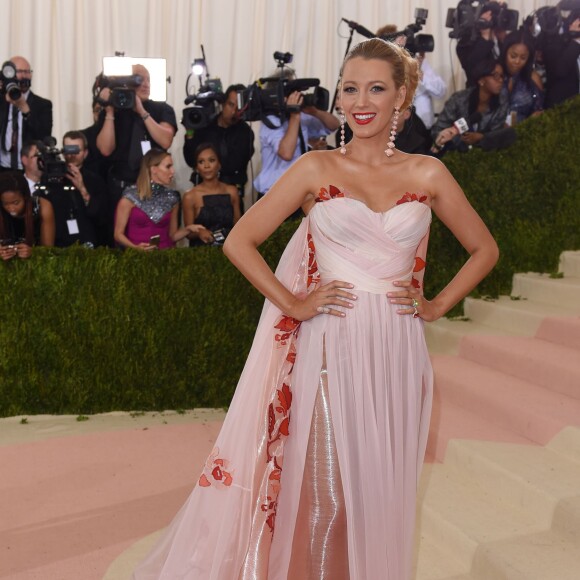 Blake Lively enceinte - Soirée Costume Institute Benefit Gala 2016 (Met Ball) sur le thème de "Manus x Machina" au Metropolitan Museum of Art à New York, le 2 mai 2016.
