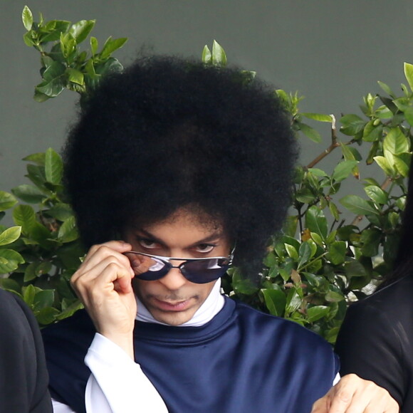 Le chanteur Prince assiste au match entre Rafael Nadal et Dusan Lajovic lors des Internationaux de France de tennis de Roland Garros à Paris, le 2 juin 2014.