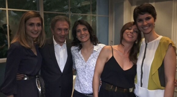 Julie Gayet, Églantine Éméyé, Estelle Denis, Michel Drucker et Rose - 6e dîner de l'association Un pas vers la vie, le 2 mai 2016 à Paris