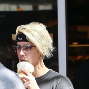 Justin Bieber et toute son équipe sont allés dans un Starbucks à Los Angeles. Justin arbore une nouvelle coupe de cheveux long et blond platine. Le 22 mars 2016