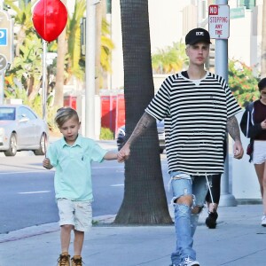 Exclusif - Justin Bieber se rend avec son petit frère Jaxon dans un salon de coiffure à Beberly Hills le 13 février 2016.