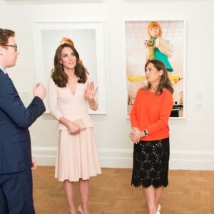 Kate Middleton visite l'exposition "Vogue 100: A Century of Style" au National Portrait Gallery à Londres le 4 mai 2016.