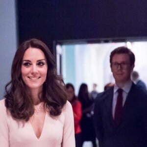 Kate Middleton visite l'exposition "Vogue 100: A Century of Style" au National Portrait Gallery à Londres le 4 mai 2016.