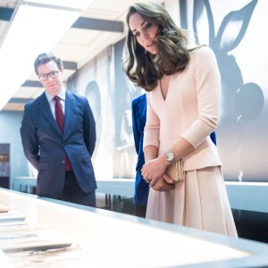 Kate Middleton visite l'exposition "Vogue 100: A Century of Style" au National Portrait Gallery à Londres le 4 mai 2016.