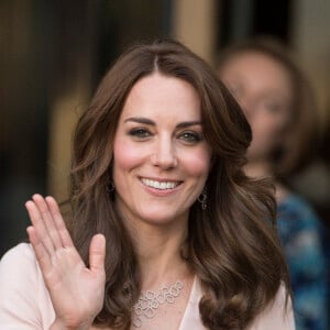 Kate Middleton quitte l'exposition "Vogue 100: A Century of Style" au National Portrait Gallery à Londres le 4 mai 2016.