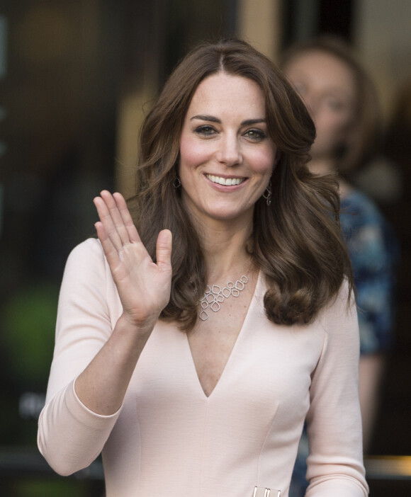 Kate Middleton quitte l'exposition "Vogue 100: A Century of Style" au National Portrait Gallery à Londres le 4 mai 2016.