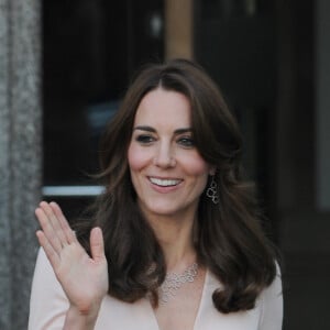 Kate Middleton quitte l'exposition "Vogue 100: A Century of Style" au National Portrait Gallery à Londres le 4 mai 2016.