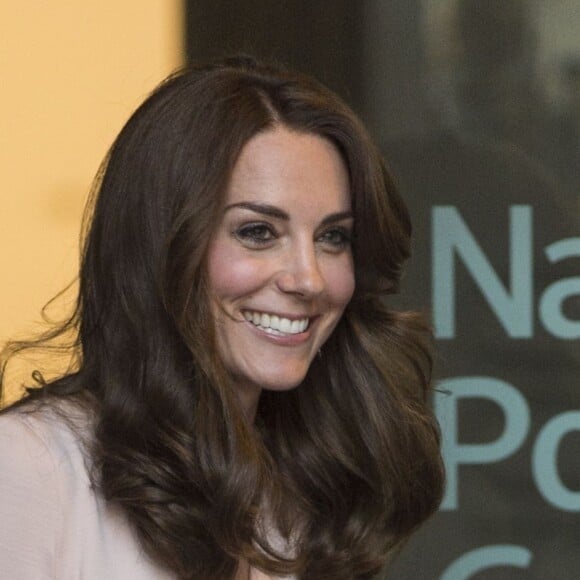 Kate Middleton quitte l'exposition "Vogue 100: A Century of Style" au National Portrait Gallery à Londres le 4 mai 2016.