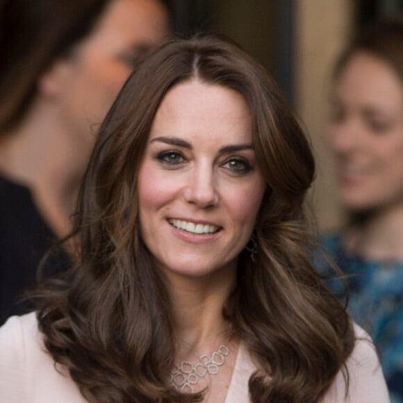 Kate Middleton quitte l'exposition "Vogue 100: A Century of Style" au National Portrait Gallery à Londres le 4 mai 2016.