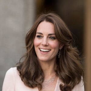 Kate Middleton quitte l'exposition "Vogue 100: A Century of Style" au National Portrait Gallery à Londres le 4 mai 2016.