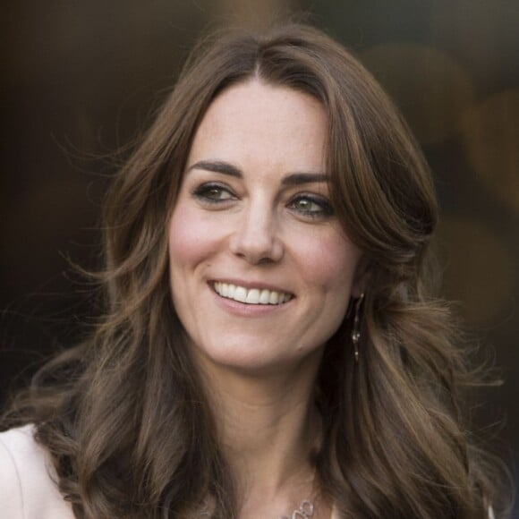 Kate Middleton quitte l'exposition "Vogue 100: A Century of Style" au National Portrait Gallery à Londres le 4 mai 2016.