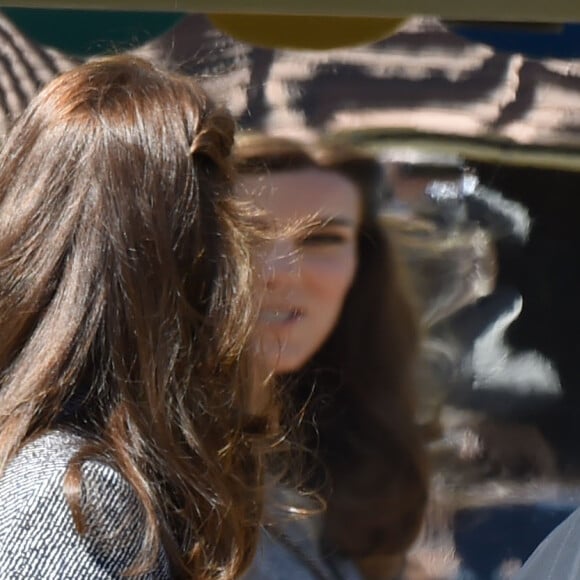 Kate Middleton devant un miroir déformant lors de l'inauguration du Magic Garden au palais Hampton Court à Londres, le 4 mai 2016.