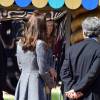 Kate Middleton devant un miroir déformant lors de l'inauguration du Magic Garden au palais Hampton Court à Londres, le 4 mai 2016.