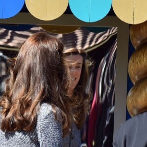 Kate Middleton devant un miroir déformant lors de l'inauguration du Magic Garden au palais Hampton Court à Londres, le 4 mai 2016.