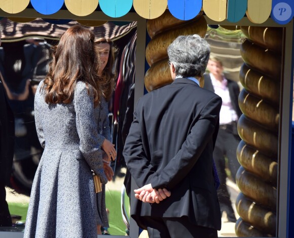Kate Middleton devant un miroir déformant lors de l'inauguration du Magic Garden au palais Hampton Court à Londres, le 4 mai 2016.