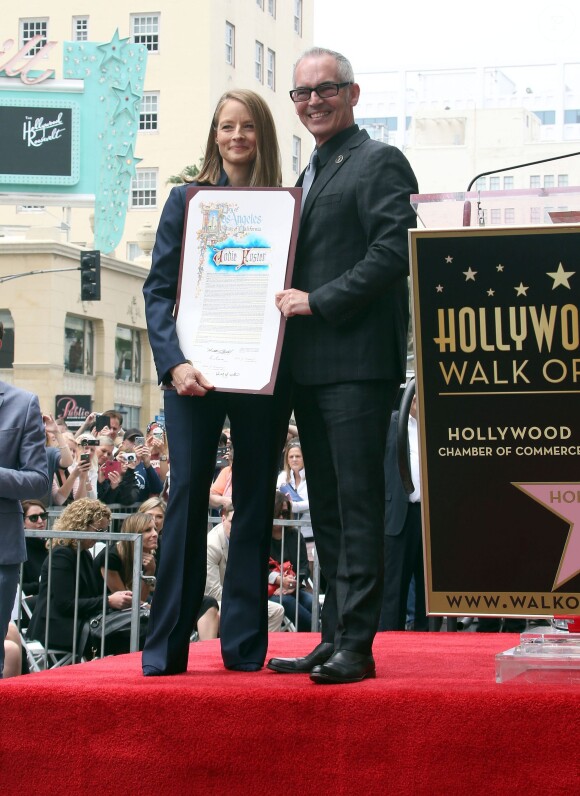Jodie Foster et le politicien Mitch O'Farrell - Jodie Foster reçoit son étoile sur le Walk Of Fame à Hollywood, le 4 mai 2016 © Sammi/AdMedia
