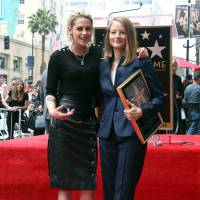Jodie Foster étoilée avec sa "fille" Kristen Stewart sous le regard de sa femme