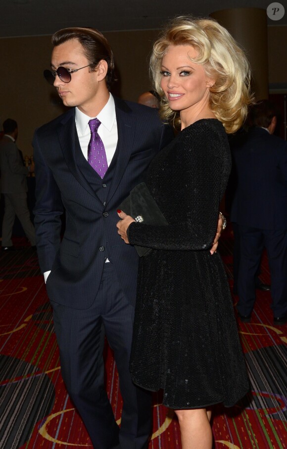 Brandon Thomas Lee et sa mère Pamela Anderson à la soirée du 4e gala des Champions Of Jewish Values International Awards au Marriott Marquis Broadway Ballroom à New York, le 5 mai 2016