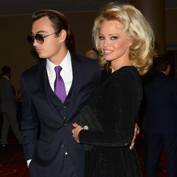 Brandon Thomas Lee et sa mère Pamela Anderson à la soirée du 4e gala des Champions Of Jewish Values International Awards au Marriott Marquis Broadway Ballroom à New York, le 5 mai 2016