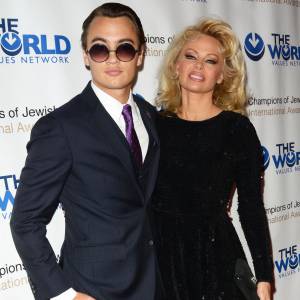 Brandon Thomas Lee et sa mère Pamela Anderson à la soirée du 4e Gala annuel Champions Of Jewish Values International Awards au Marriott Marquis Broadway Ballroom à New York, le 5 mai 2016