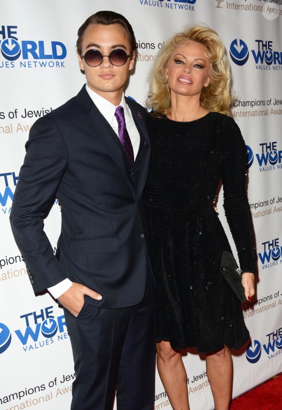 Brandon Thomas Lee et sa mère Pamela Anderson à la soirée du 4e Gala annuel Champions Of Jewish Values International Awards au Marriott Marquis Broadway Ballroom à New York, le 5 mai 2016