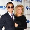 Brandon Thomas Lee et sa mère Pamela Anderson  à New York, le 5 mai 2016