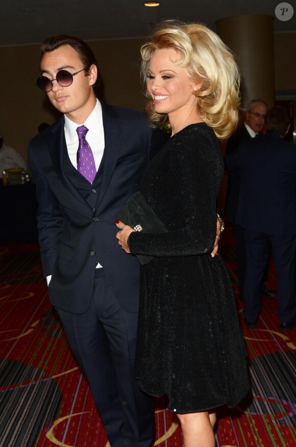 Brandon Thomas Lee et sa mère Pamela Anderson au 4e gala des Champions Of Jewish Values International Awards au Marriott Marquis Broadway Ballroom à New York, le 5 mai 2016.