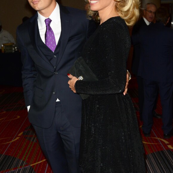 Brandon Thomas Lee et sa mère Pamela Anderson au 4e gala des Champions Of Jewish Values International Awards au Marriott Marquis Broadway Ballroom à New York, le 5 mai 2016.