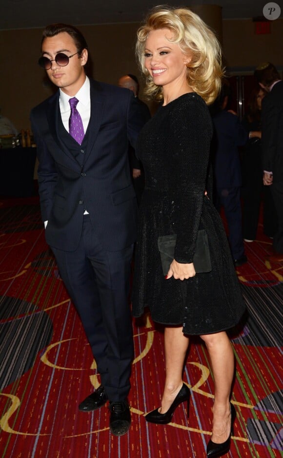 Brandon Thomas Lee et sa mère Pamela Anderson au 4e gala des Champions Of Jewish Values International Awards au Marriott Marquis Broadway Ballroom à New York, le 5 mai 2016.