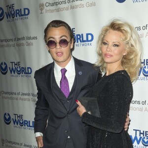 Brandon Thomas Lee, Pamela Anderson au 4e gala des Champions Of Jewish Values International Awards au Marriott Marquis Broadway Ballroom à New York, le 5 mai 2016.