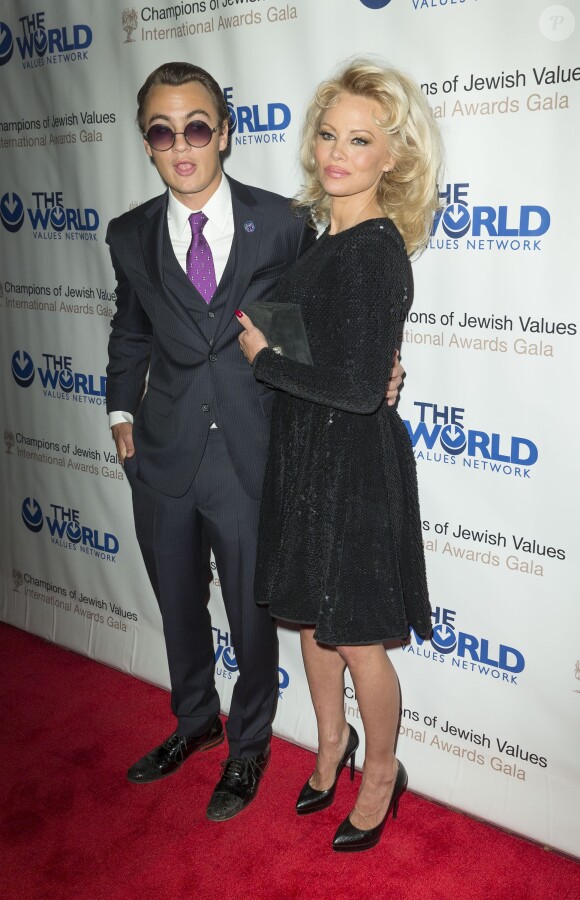 Brandon Thomas Lee, Pamela Anderson au 4e gala des Champions Of Jewish Values International Awards au Marriott Marquis Broadway Ballroom à New York, le 5 mai 2016.