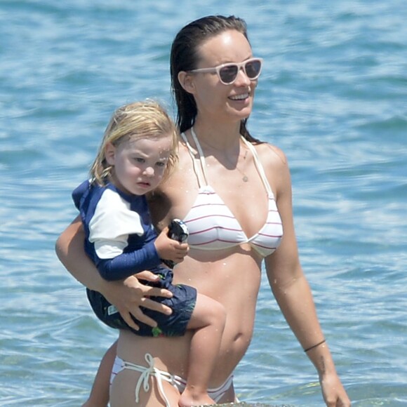 Exclusif - Olivia Wilde (enceinte) et son compagnon Jason Sudeikis profitent de la plage avec leur fils Otis lors de leurs vacances à Hawaï. Le 1er mai 2016.