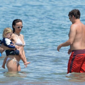 Exclusif - Olivia Wilde (enceinte) et son compagnon Jason Sudeikis profitent de la plage avec leur fils Otis lors de leurs vacances à Hawaï. Le 1er mai 2016.