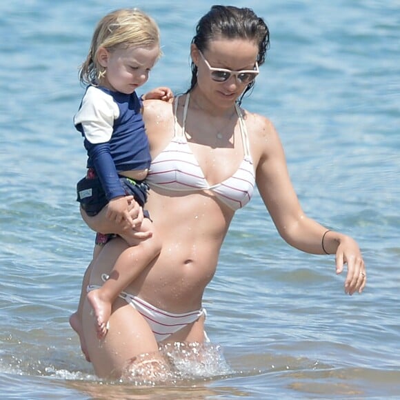 Exclusif - Olivia Wilde (enceinte) et son compagnon Jason Sudeikis profitent de la plage avec leur fils Otis lors de leurs vacances à Hawaï. Le 1er mai 2016.