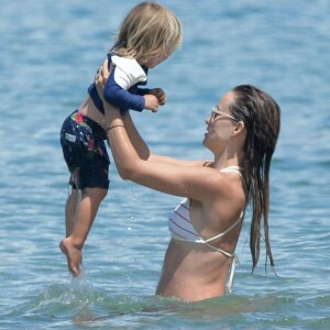 Exclusif - Olivia Wilde (enceinte) et son compagnon Jason Sudeikis profitent de la plage avec leur fils Otis lors de leurs vacances à Hawaï. Le 1er mai 2016.