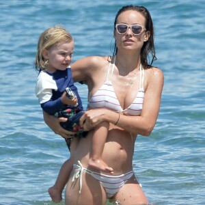 Exclusif - Olivia Wilde (enceinte) et son compagnon Jason Sudeikis profitent de la plage avec leur fils Otis lors de leurs vacances à Hawaï. Le 1er mai 2016.