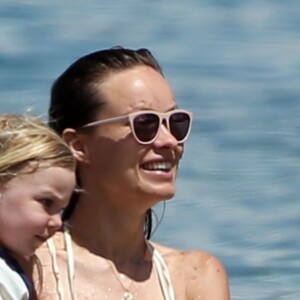 Exclusif - Olivia Wilde (enceinte) et son compagnon Jason Sudeikis profitent de la plage avec leur fils Otis lors de leurs vacances à Hawaï. Le 1er mai 2016.