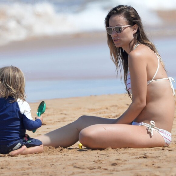 Exclusif - Olivia Wilde (enceinte) et son compagnon Jason Sudeikis profitent de la plage avec leur fils Otis lors de leurs vacances à Hawaï. Le 1er mai 2016.