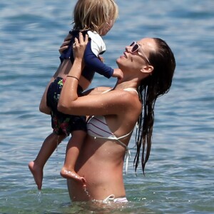 Exclusif - Olivia Wilde (enceinte) et son compagnon Jason Sudeikis profitent de la plage avec leur fils Otis lors de leurs vacances à Hawaï. Le 1er mai 2016.