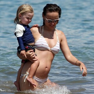 Exclusif - Olivia Wilde (enceinte) et son compagnon Jason Sudeikis profitent de la plage avec leur fils Otis lors de leurs vacances à Hawaï. Le 1er mai 2016.