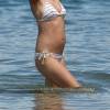 Exclusif - Olivia Wilde (enceinte) et son compagnon Jason Sudeikis profitent de la plage avec leur fils Otis lors de leurs vacances à Hawaï. Le 1er mai 2016.