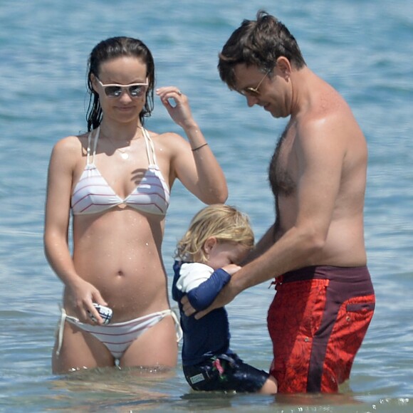 Exclusif - Olivia Wilde (enceinte) et son compagnon Jason Sudeikis profitent de la plage avec leur fils Otis lors de leurs vacances à Hawaï. Le 1er mai 2016.