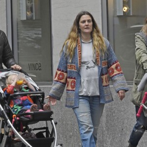 Exclusif - Drew Barrymore, très décontractée et en plein divorce, se promène avec ses enfants Olive et Frankie à New York le 7 mai 2016.
