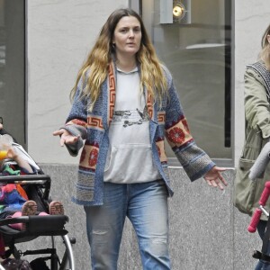 Exclusif - Drew Barrymore, au naturel, se promène avec ses enfants Olive et Frankie à New York le 7 mai 2016.
