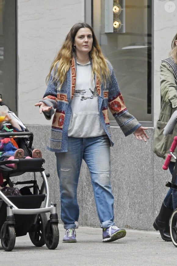 Exclusif - Drew Barrymore, au naturel, se promène avec ses enfants Olive et Frankie à New York le 7 mai 2016.