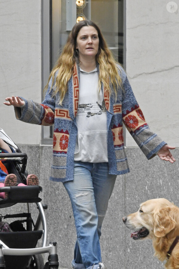 Exclusif - Drew Barrymore se promène avec ses enfants Olive et Frankie à New York le 7 mai 2016.